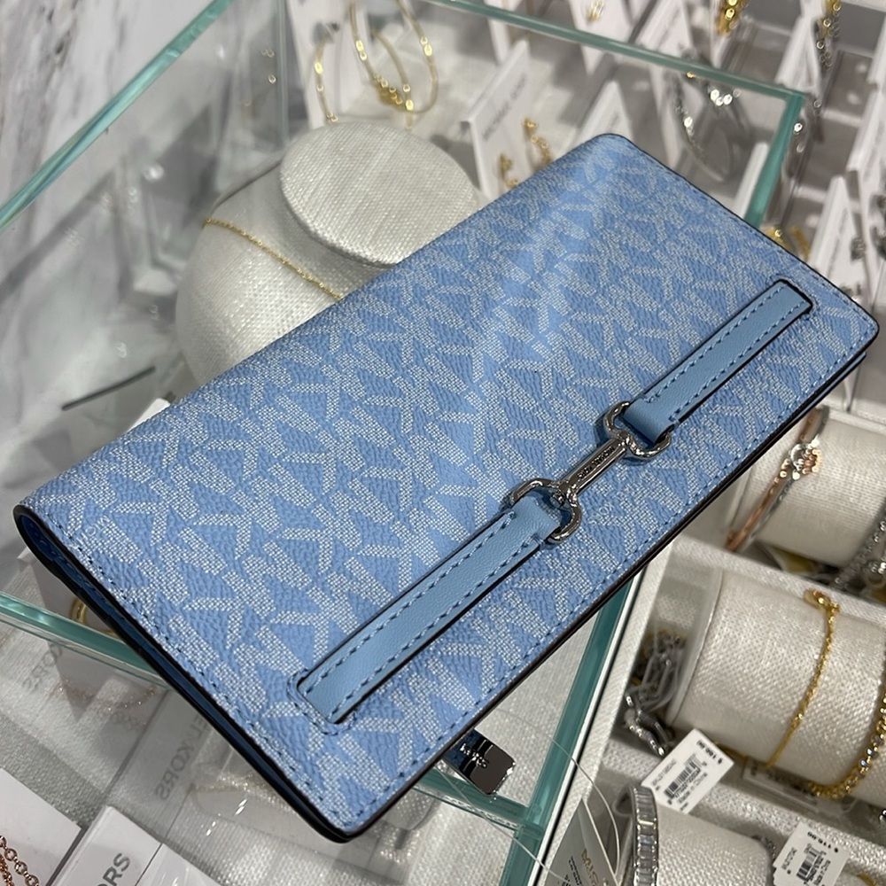 MICHAEL KORS Carson Large Signature Logo Bifold Wallet
Light Sky
NWT - Picture 13 of 16